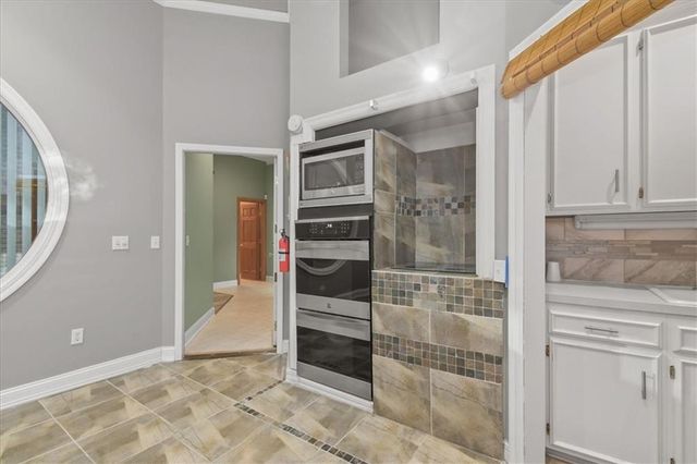 1601 NW Arrowhead Trail, Blue Springs, MO 64015
