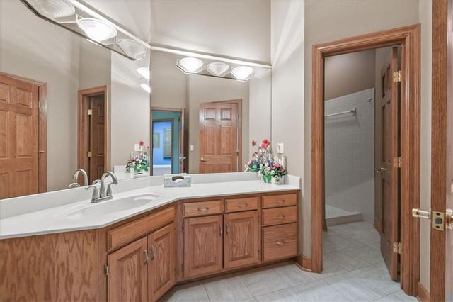 1601 NW Arrowhead Trail, Blue Springs, MO 64015
