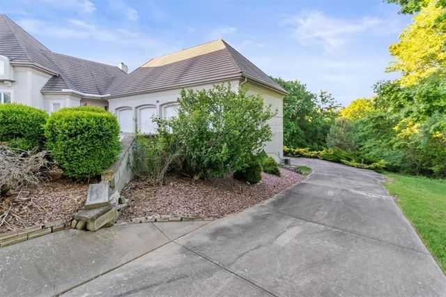 1601 NW Arrowhead Trail, Blue Springs, MO 64015
