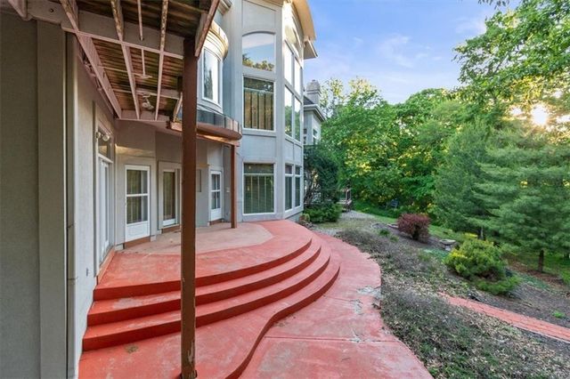1601 NW Arrowhead Trail, Blue Springs, MO 64015