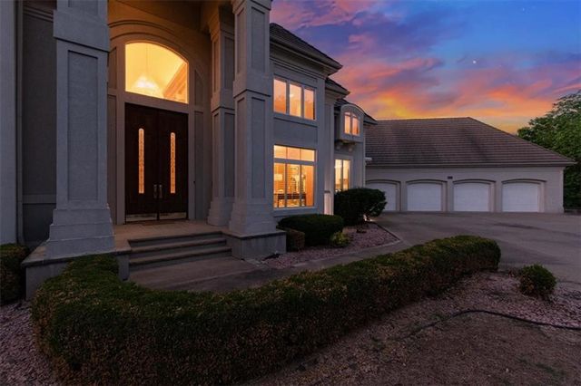 1601 NW Arrowhead Trail, Blue Springs, MO 64015