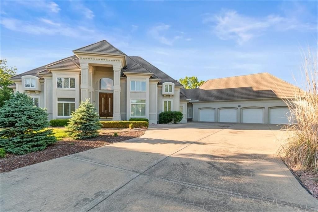 1601 NW Arrowhead Trail, Blue Springs, MO 64015