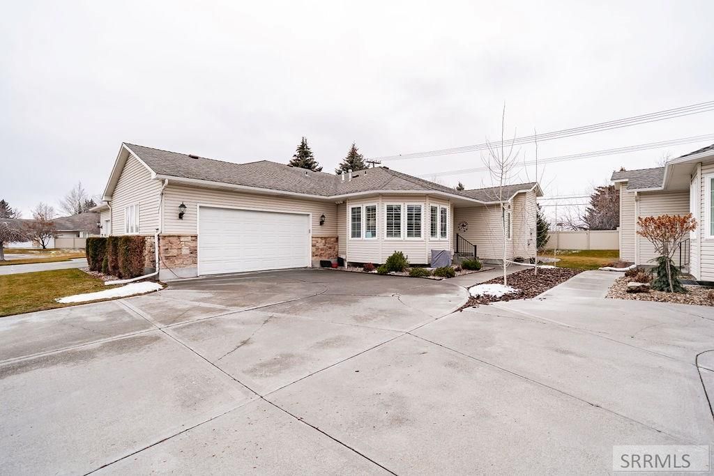 Image 3 of property listing at 484 Hickory Circle, Idaho Falls, ID 83404