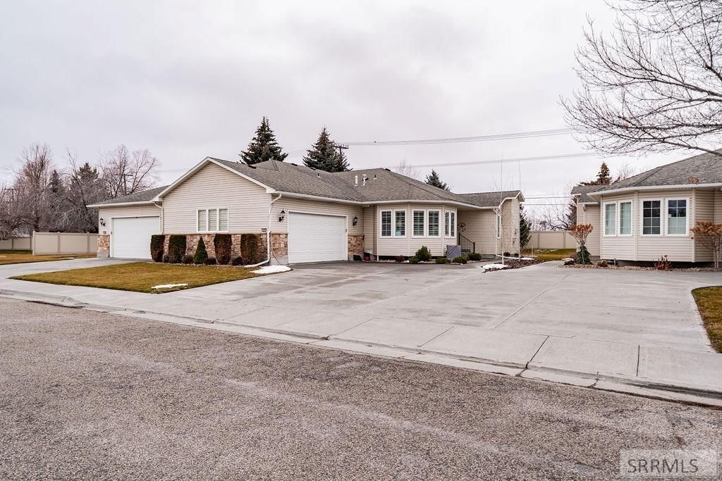 Image 4 of property listing at 484 Hickory Circle, Idaho Falls, ID 83404