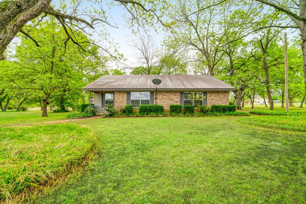 7757 Farm Road 137, Paris, TX 75460