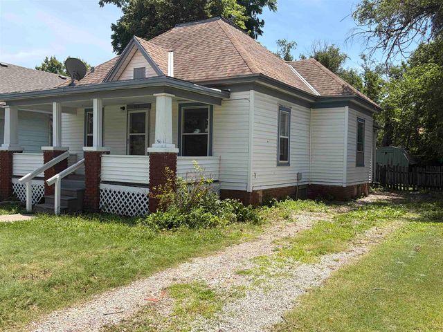 915 Park St, Salina, KS 67401