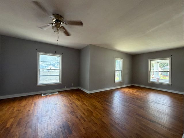 915 Park St, Salina, KS 67401