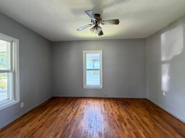 915 Park St, Salina, KS 67401