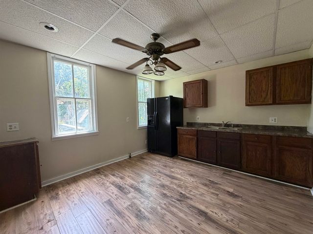 915 Park St, Salina, KS 67401