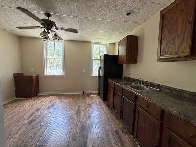 915 Park St, Salina, KS 67401