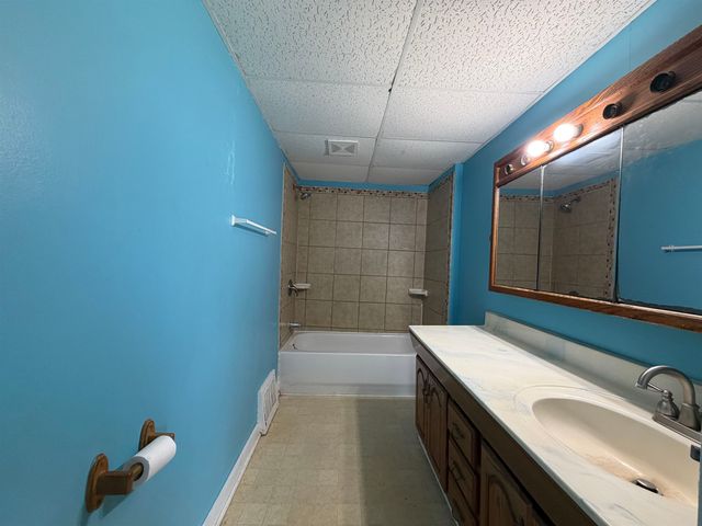 915 Park St, Salina, KS 67401