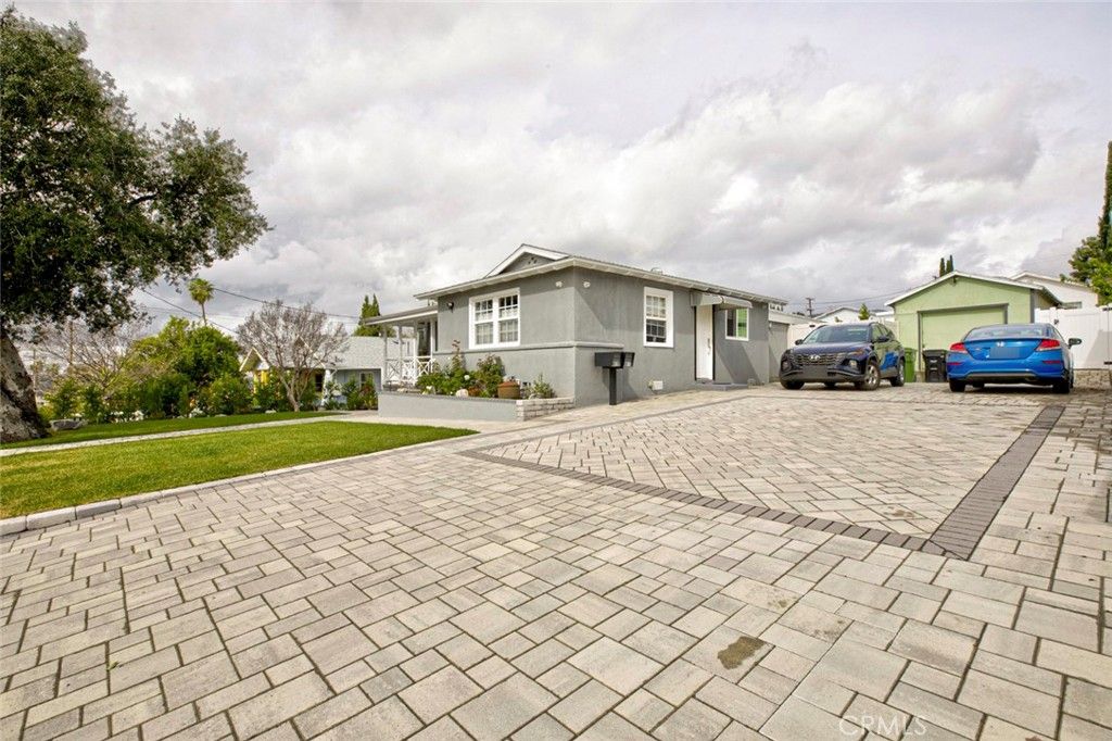 Image 4 of property listing at 6911 Valmont Street, Tujunga, CA 91042
