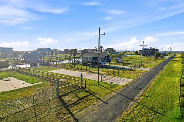 1066 Pennington Street, Gilchrist, TX 77617