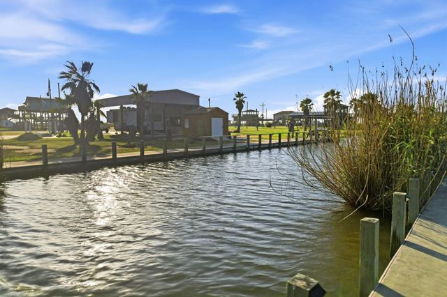 1066 Pennington Street, Gilchrist, TX 77617