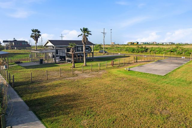 1066 Pennington Street, Gilchrist, TX 77617