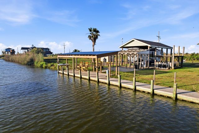 1066 Pennington Street, Gilchrist, TX 77617