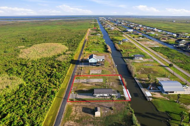 1066 Pennington Street, Gilchrist, TX 77617