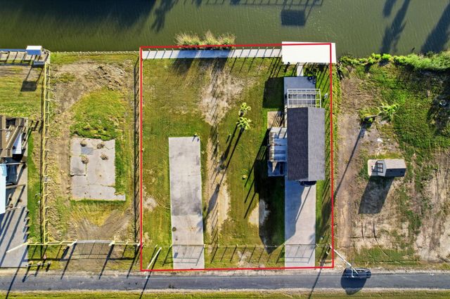 1066 Pennington Street, Gilchrist, TX 77617