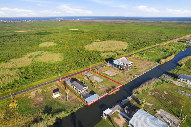 1066 Pennington Street, Gilchrist, TX 77617