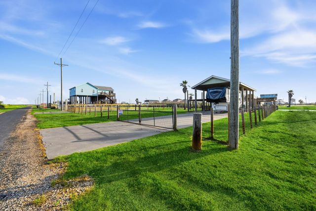 1066 Pennington Street, Gilchrist, TX 77617