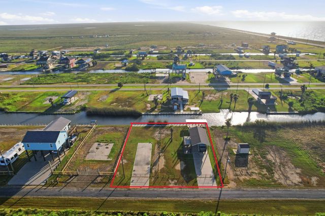 1066 Pennington Street, Gilchrist, TX 77617