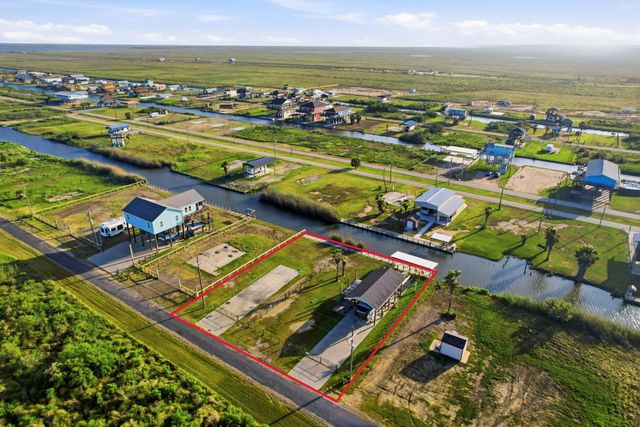 1066 Pennington Street, Gilchrist, TX 77617