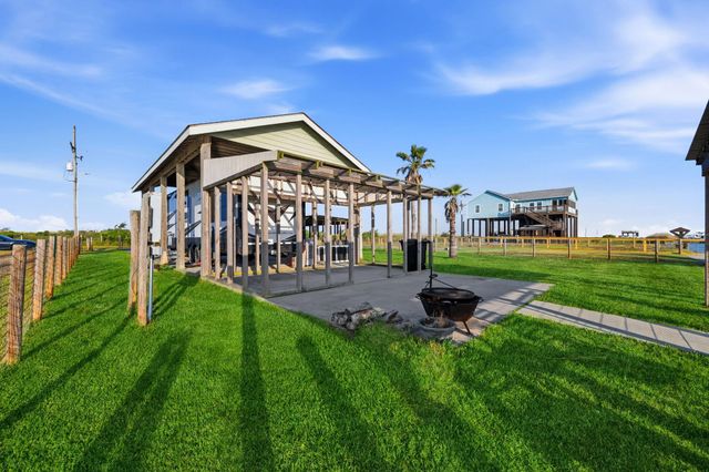1066 Pennington Street, Gilchrist, TX 77617
