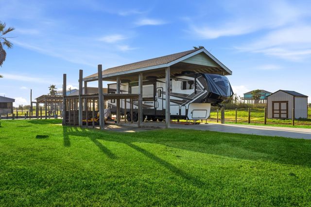 1066 Pennington Street, Gilchrist, TX 77617
