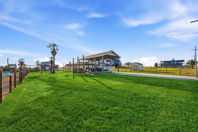 1066 Pennington Street, Gilchrist, TX 77617