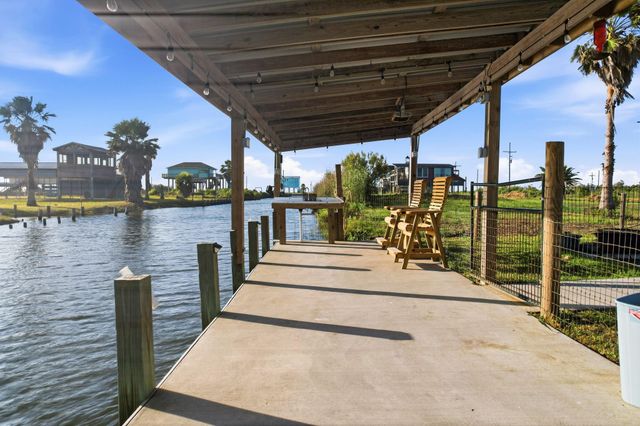 1066 Pennington Street, Gilchrist, TX 77617