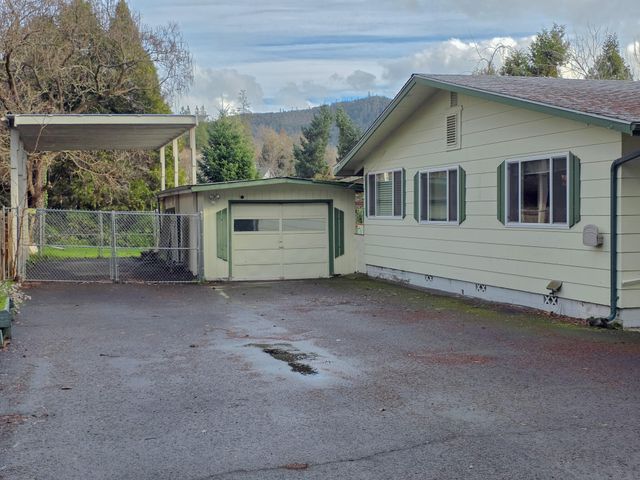 512 Pine Street, Rogue River, OR 97537