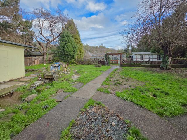 512 Pine Street, Rogue River, OR 97537