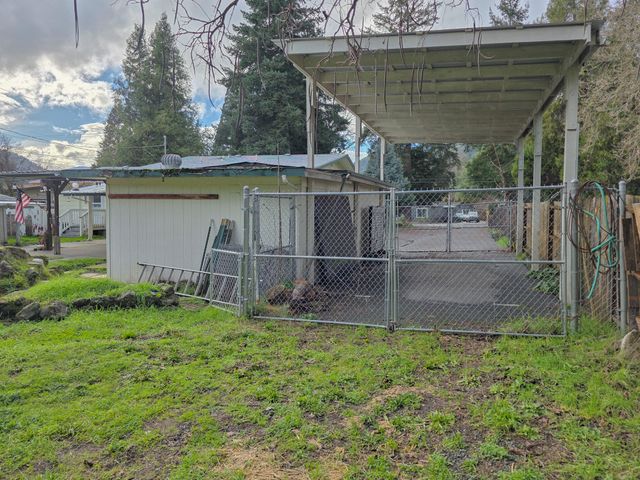 512 Pine Street, Rogue River, OR 97537