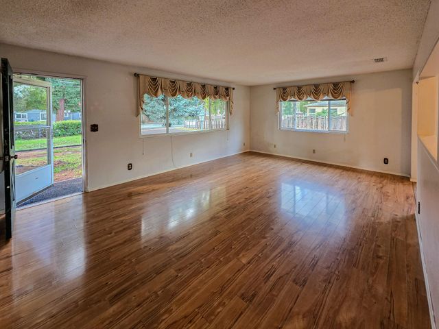 512 Pine Street, Rogue River, OR 97537