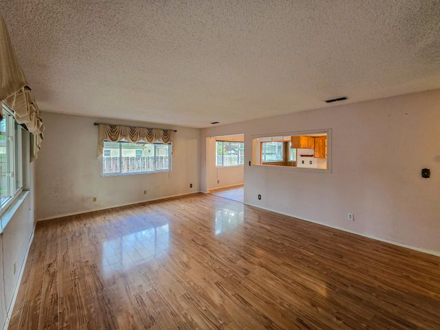 512 Pine Street, Rogue River, OR 97537