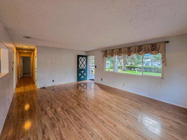 512 Pine Street, Rogue River, OR 97537