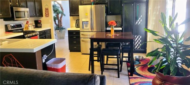 633 Linden Cir, Corona, CA 92879