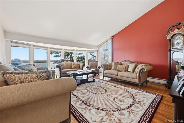 648 Nassau Avenue, Freeport, NY 11520