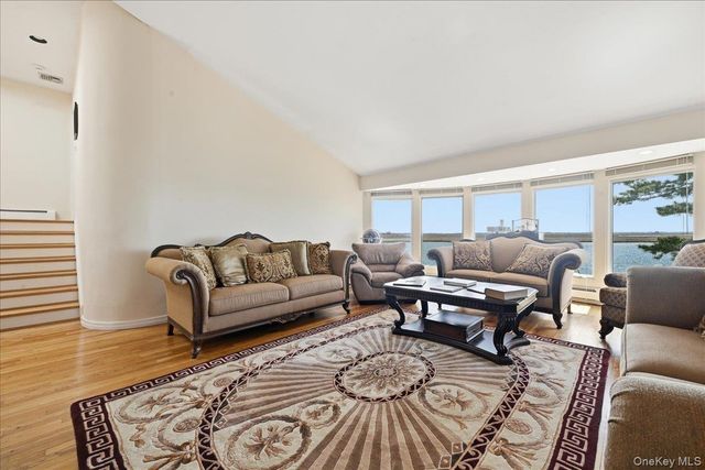 648 Nassau Avenue, Freeport, NY 11520