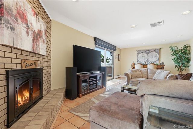 648 Nassau Avenue, Freeport, NY 11520