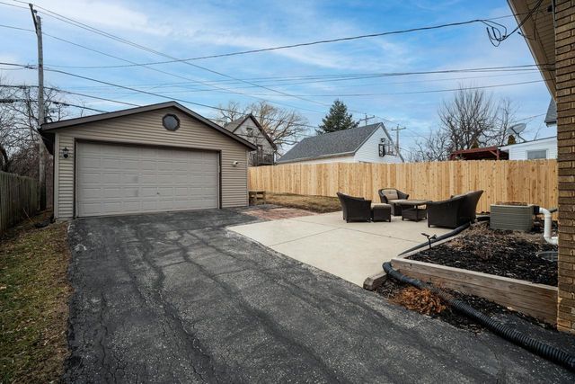 607 S Oak Park COURT, Milwaukee, WI 53214