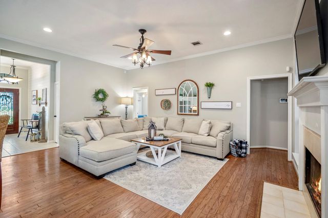 812 Woodland Lane, Conroe, TX 77302