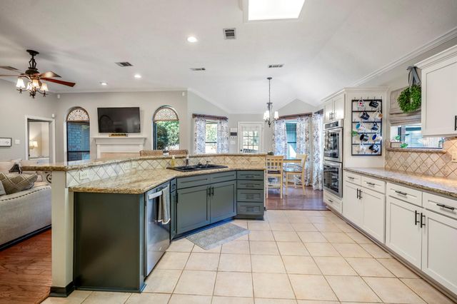 812 Woodland Lane, Conroe, TX 77302