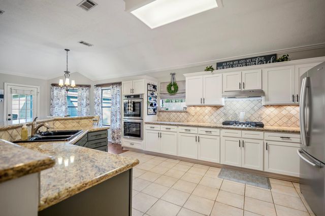 812 Woodland Lane, Conroe, TX 77302