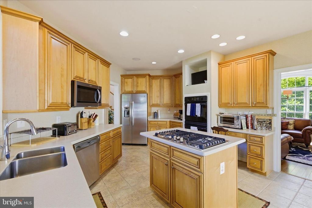 Image 6 of property listing at 712 COYBAY DR, Annapolis, MD 21401