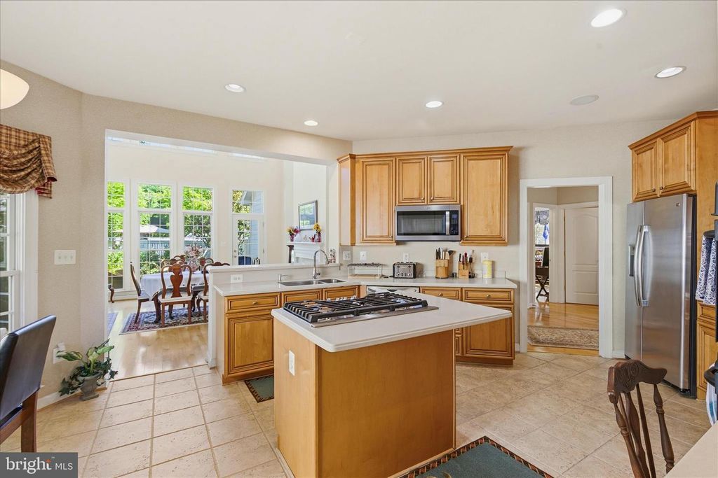Image 8 of property listing at 712 COYBAY DR, Annapolis, MD 21401