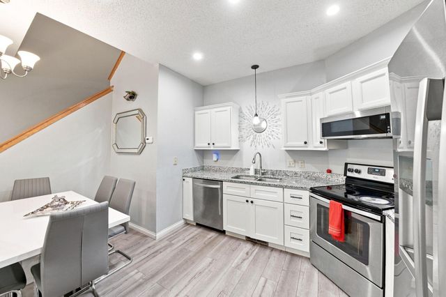 410 Hickory Lane N, Oakdale, MN 55128
