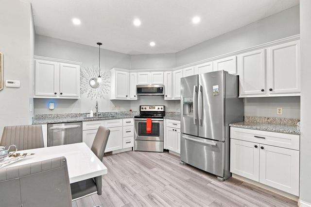 410 Hickory Lane N, Oakdale, MN 55128