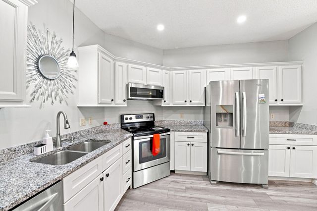 410 Hickory Lane N, Oakdale, MN 55128