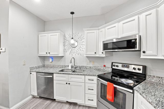 410 Hickory Lane N, Oakdale, MN 55128